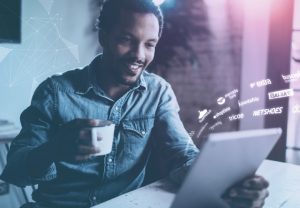 Homem em frente ao computador vendendo em marketplaces.
