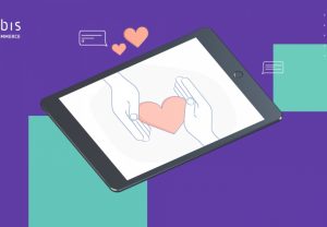 A imagem mostra um tablet com duas mãos e um coração, o que simboliza a importância de investir em fidelização no e-commerce B2B