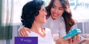Filha dando presente comprado online para sua mãe no dia das mães.
